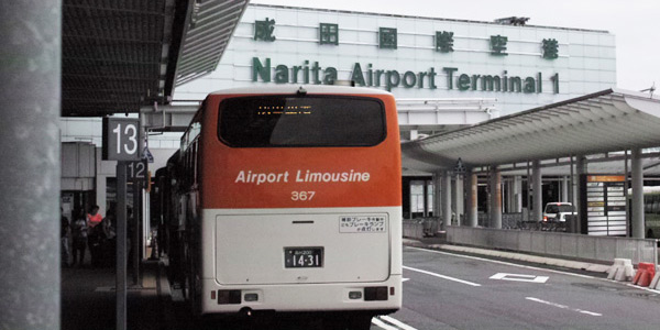 成田空港第1ターミナルにバスで到着