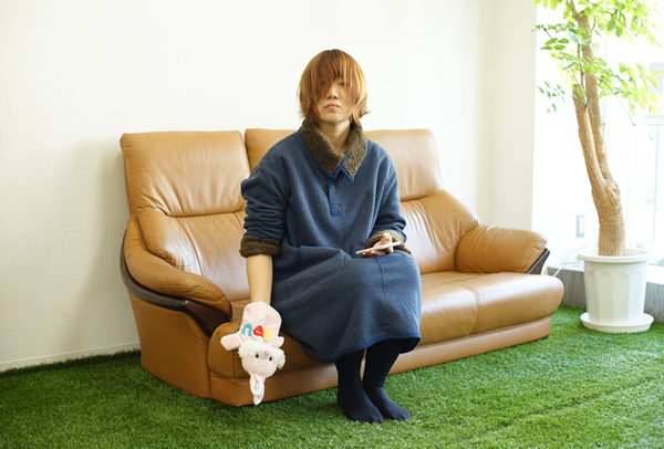 前髪がロキノン系ミュージシャンみたいな中島なかじの真顔。こっち見んな!