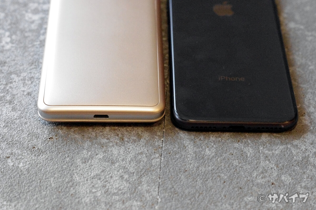 D1とiPhone8の厚さ比較