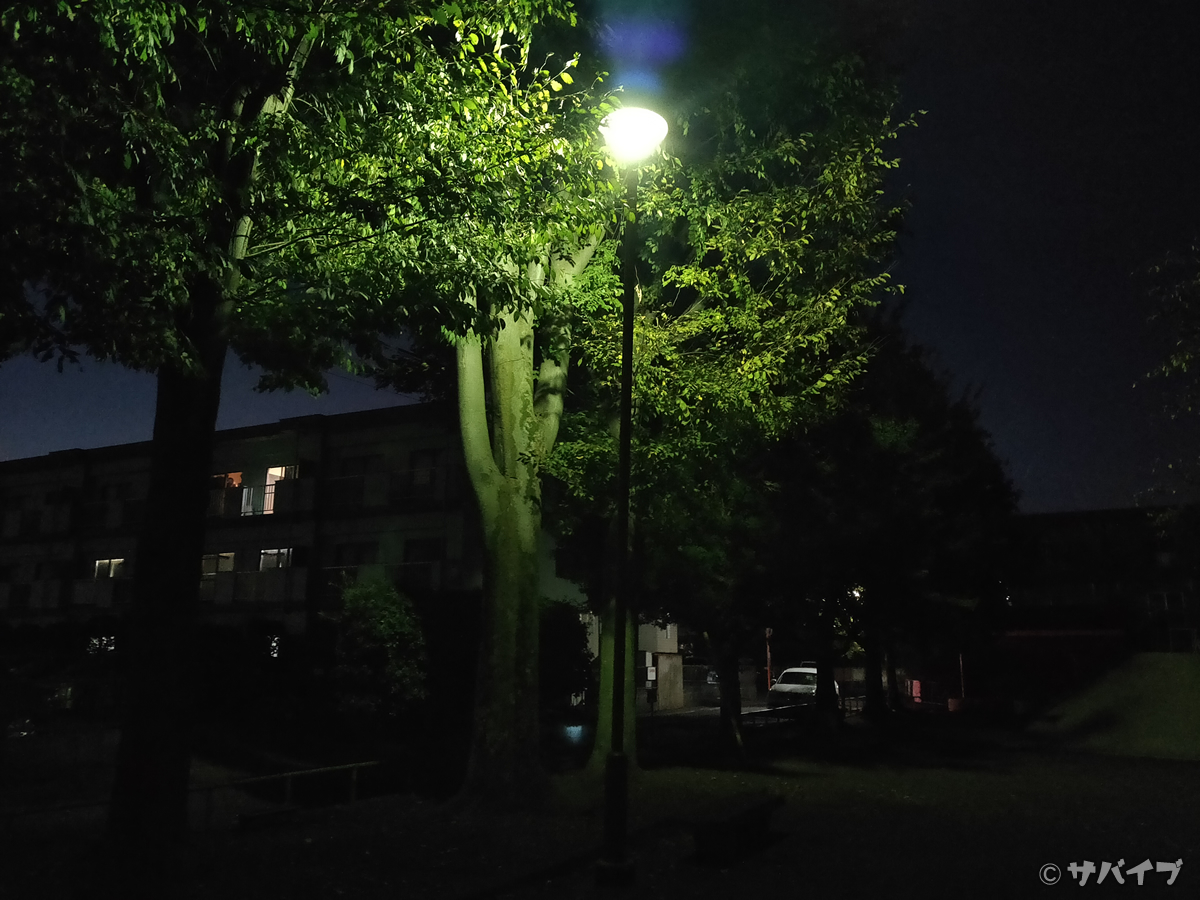OPPO Reno Aのカメラで夜の公園を撮影