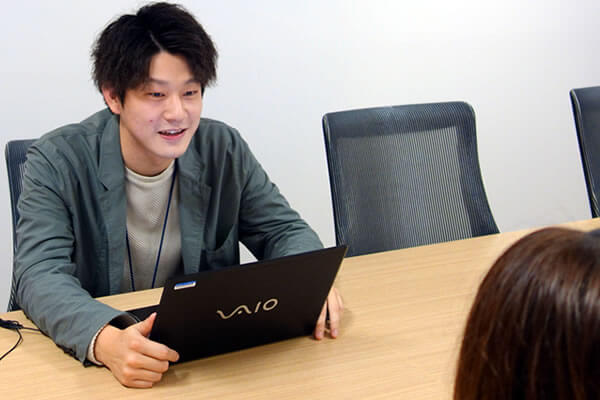 BIGLOBEモバイルのエンタメフリー・オプションについて話す小寺さん