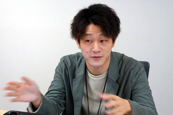 BIGLOBEでんわ 通話オプションについて話す小寺さん