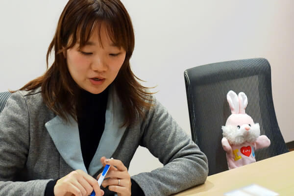 BIGLOBEモバイルのエンタメフリーについて質問する中島なかじ