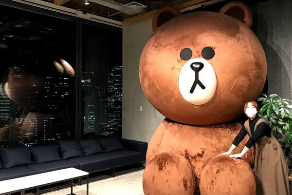 LINE本社でブラウンと写真を撮る中島なかじ